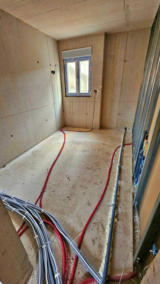 PRODAJA: Prostoren trisobni stan z velikim vrtom – Kaštel Stari (novogradnja)